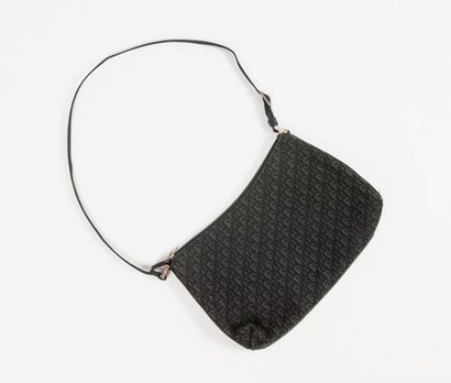 CHRISTIAN DIOR


Petit sac à une anse porté...