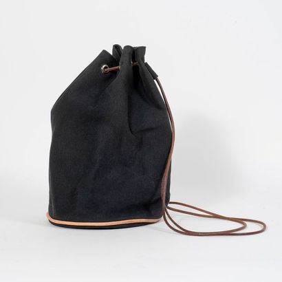 HERMES, Polochon


Sac en toile noire, fermeture...