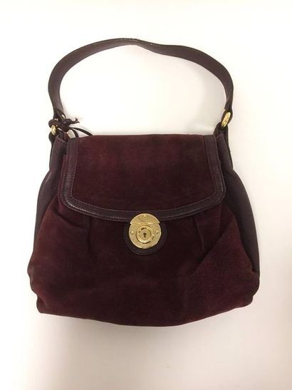 Marc JACOBS


Sac à main en cuir bordeaux...
