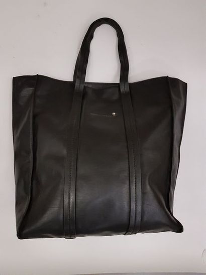 Sonia RYKIEL


Sac cabas en cuir lisse noir,...
