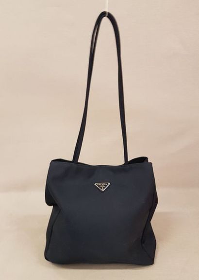 PRADA


Sac cabas en tissu bleu marine à...