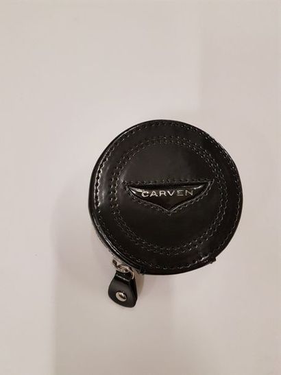 CARVEN


Petit porte-monnaie rond en cuir...