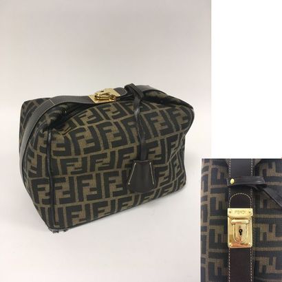 FENDI


Trousse de toilette en toile monogrammée...
