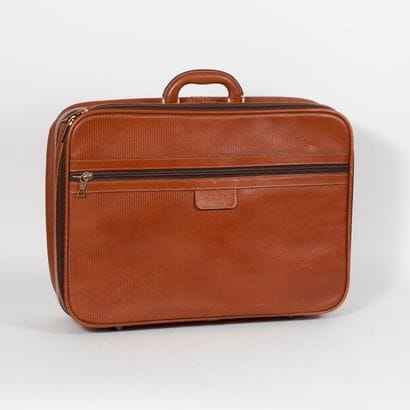 LANCEL


Valise semi rigide en cuir fauve....