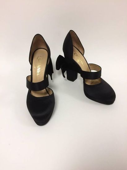 CHANEL


Paire d'escarpins à bout rond.

En...