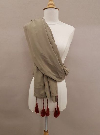 Étole en soie taupe et pompons ocres. 

225...