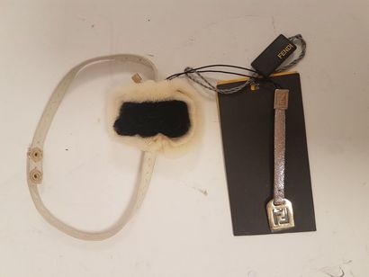 FENDI


Collier ras de cou en cuir blanc...