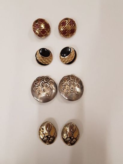 Lot de bijoux fantaisie comprenant : 

-...