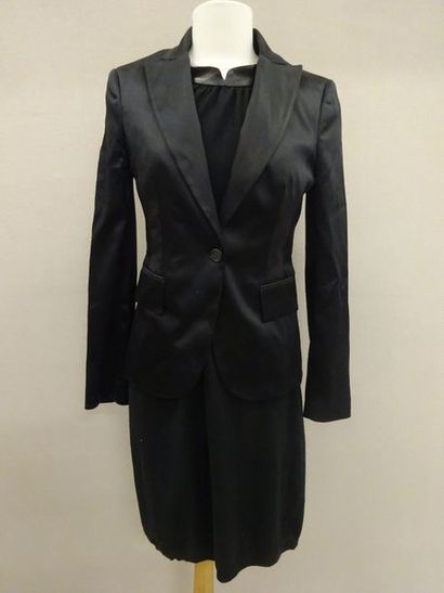 Lot comprenant : 

- JOHN RICHMONND 

Blazer...