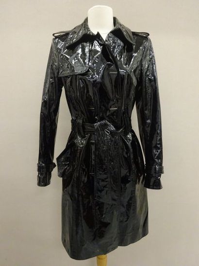 VALENTINO


Imperméable en vinyle noir ceinturé...