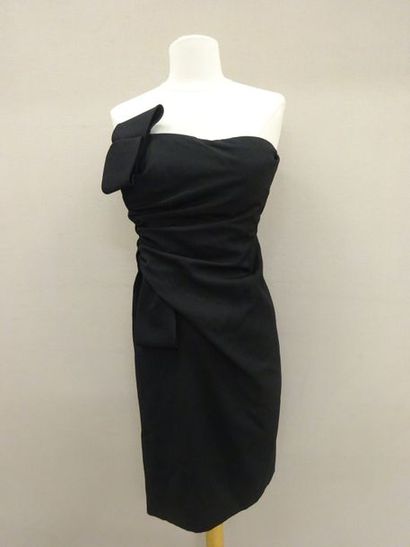 VALENTINO


Robe moulante longueur genoux...