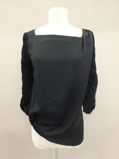 Diane von FURSTENBERG


Top en tissu noir,...