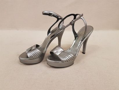 Valentino GARAVANI


Paire de sandales en...