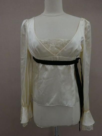 VALENTINO


Top en soie crème, manches longues...