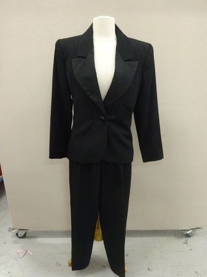 Yves SAINT LAURENT Rive Gauche


Tailleur...