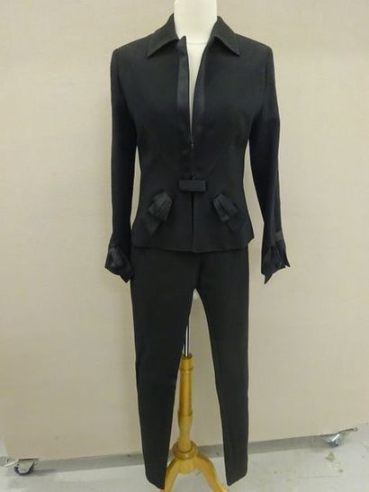 VALENTINO


Ensemble comprenant :

- Veste...