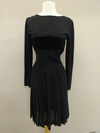 LANVIN


Robe manches longues en laine noire.

Détails...