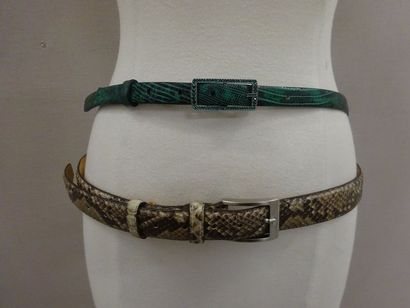 Lot comprenant : 

- VALENTINO 

Fine ceinture...