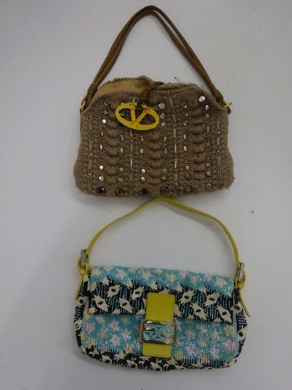 Lot comprenant : 

- VALENTINO 

Petit sac...