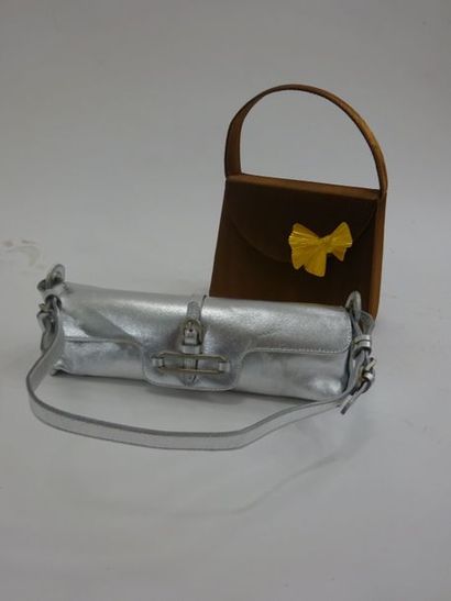 Lot comprenant : 

- JIMMY CHOO 

Sac cylindre...