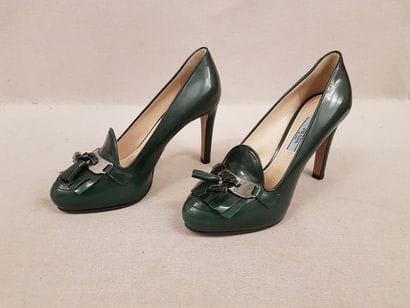 PRADA


Paire de mocassins en cuir vernis...