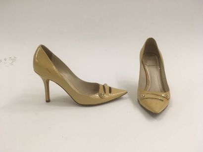 CHRISTIAN DIOR


Paire d'escarpins en cuir...