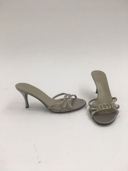 GUCCI


Paire de mules à brides de satin...