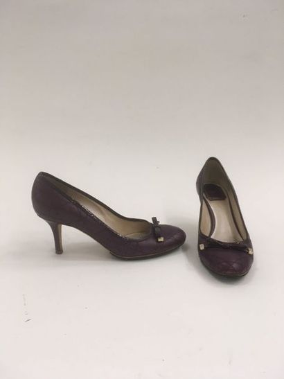 CHRISTIAN DIOR


Paire d'escarpins en cuir...