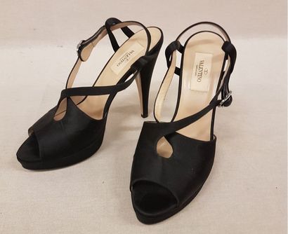 Valentino GARAVANI


Paire d'escarpins peep...