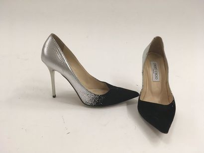 Jimmy CHOO


Paire d'escarpins en daim noir...