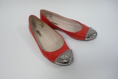 MIU MIU


Paire de ballerines plates en cuir...