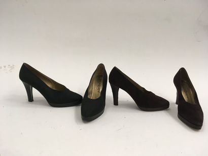 Yves Saint LAURENT


Deux paires d'escarpins...