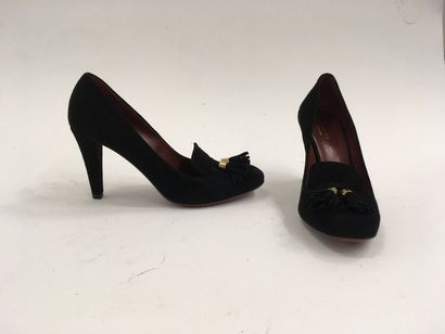 GUCCI


Paire de mocassins en daim noir à...