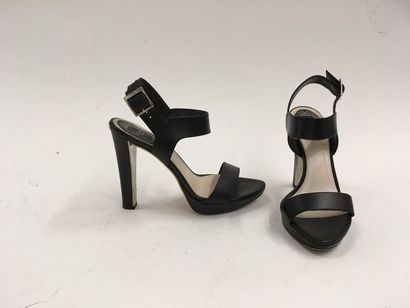 CHRISTIAN DIOR


Paire des sandales à larges...