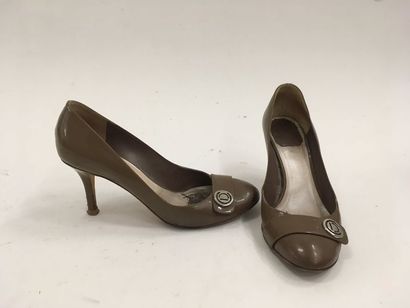 CHRISTIAN DIOR

Paire d'escarpins en cuir...
