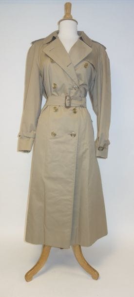 BURBERRY


Trench long de dame, taille ceinturée.Fermeture...