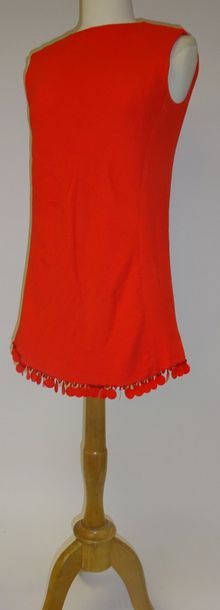 GIVENCHY


Tunique sans manche en soie rouge,...