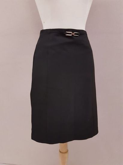 CALVIN KLEIN


Jupe droite noire. 

Fine...