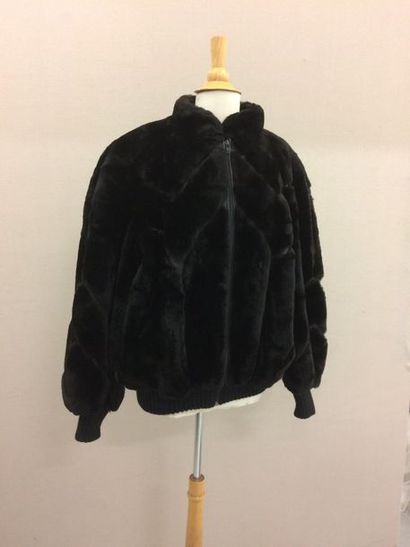 CHRISTIAN DIOR


Blouson court à bas et poignets...