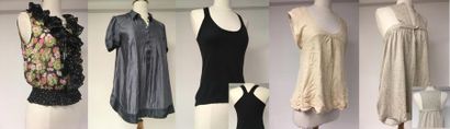 Lot de cinq tops : 

- MAX MARA

Top en mousseline...