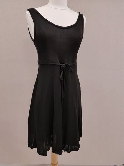 GIANNI VERSACE


Petite robe noire à larges...