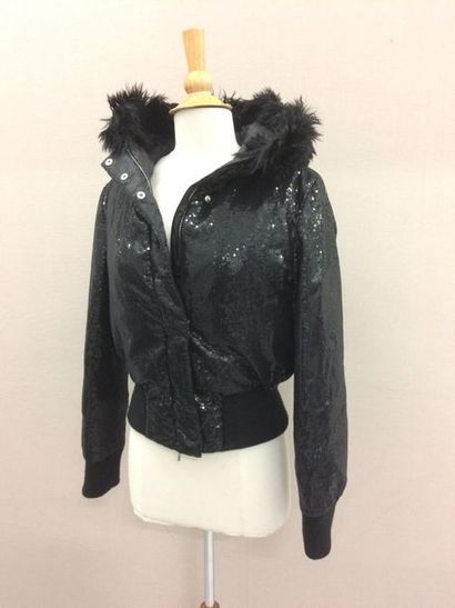 FENDI


Blouson court noir entièrement brodé...