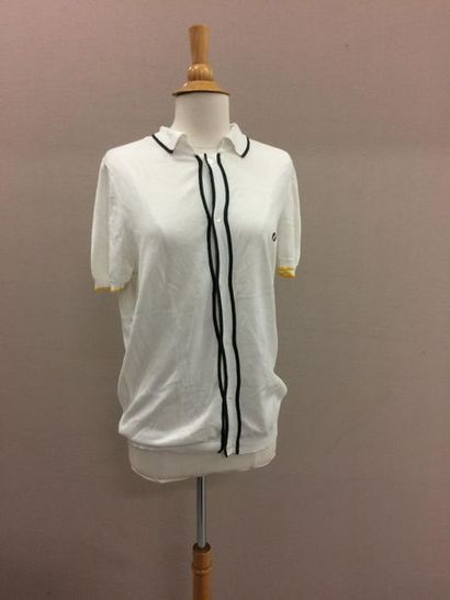 FENDI


Gilet d'homme en coton blanc. 

Boutonnière...