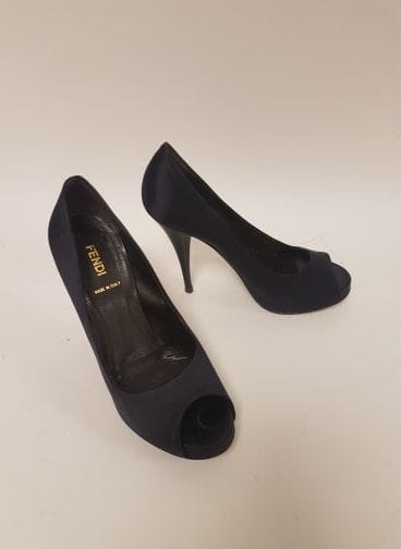 FENDI


Paire d'escarpins peep-toes en satin...