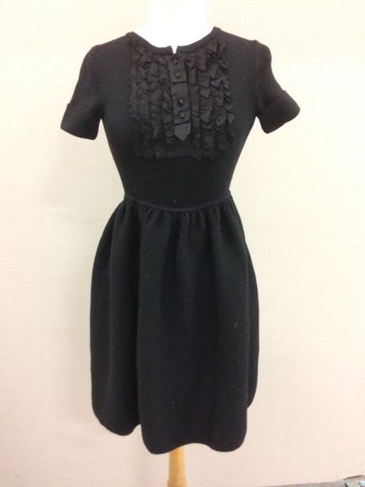 FENDI


Robe en laine noire manches courtes...