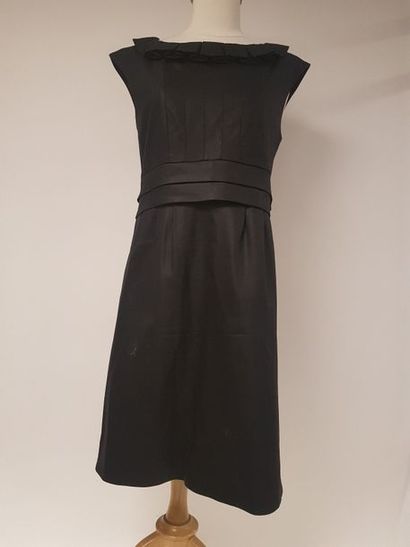 MARC by Marc Jacobs


Robe droite sans manche...