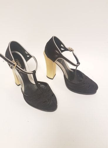 FENDI


Paire de salomés en satin noir à...