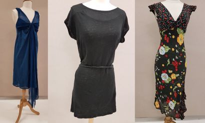 Lot comprenant : 

- PRINCESSE TAM-TAM 

Robe...