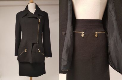 CHANEL


Tailleur en mélange de laine noire...