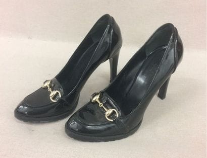 GUCCI


Paire de mocassins à talons en cuir...